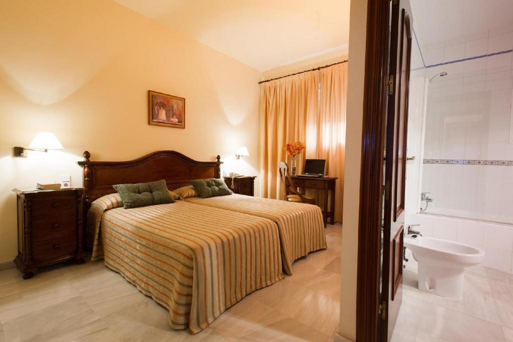 Hotel Gran Avenida Кория-дель-Рио Экстерьер фото