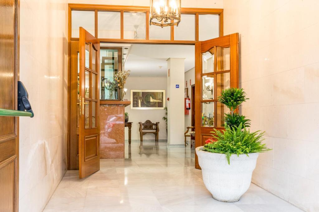 Hotel Gran Avenida Кория-дель-Рио Экстерьер фото