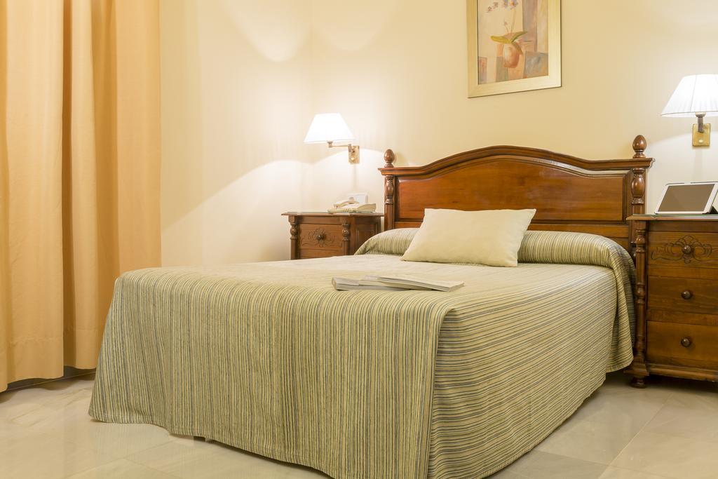 Hotel Gran Avenida Кория-дель-Рио Экстерьер фото