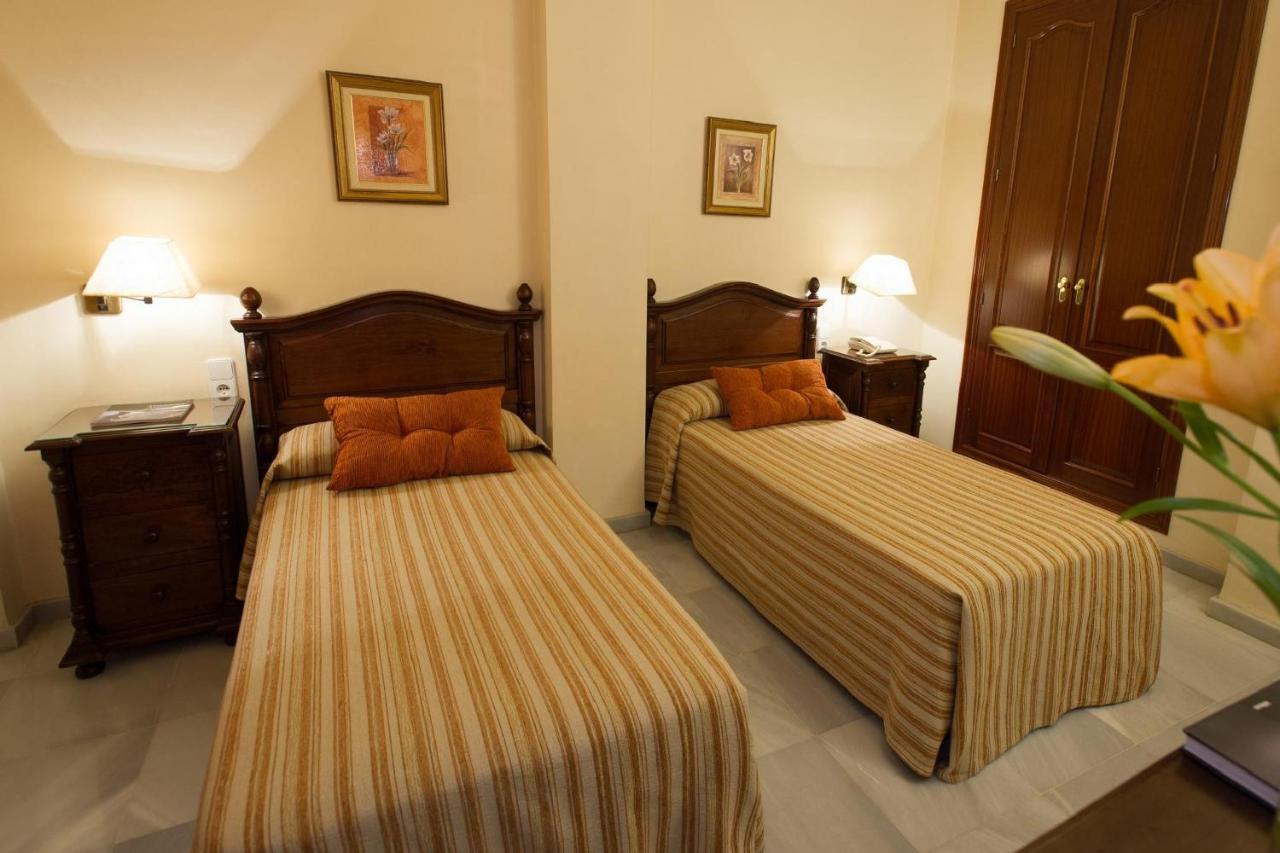Hotel Gran Avenida Кория-дель-Рио Экстерьер фото